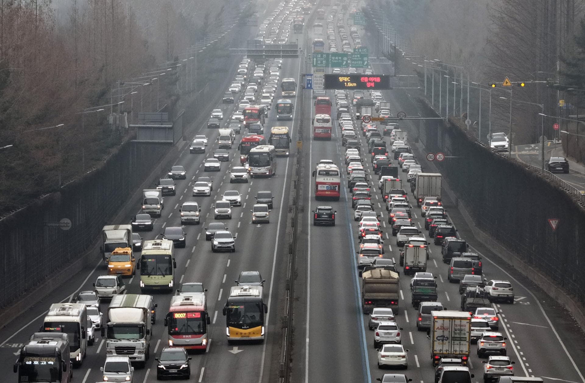 Traffic builds up on highways on 1st day of Lunar New Year holiday
