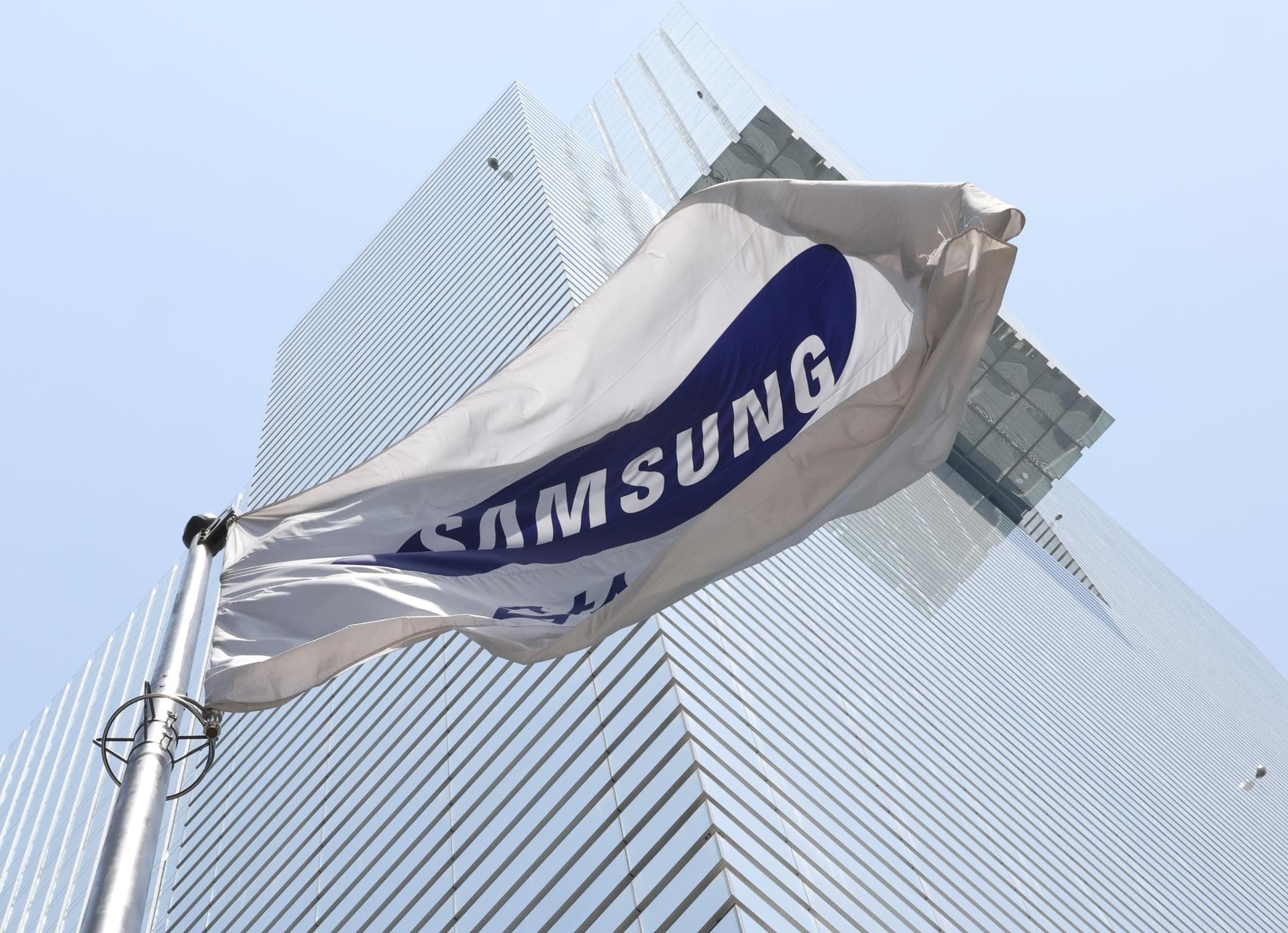 Biz associations express concerns over Samsung unions’ strike threat