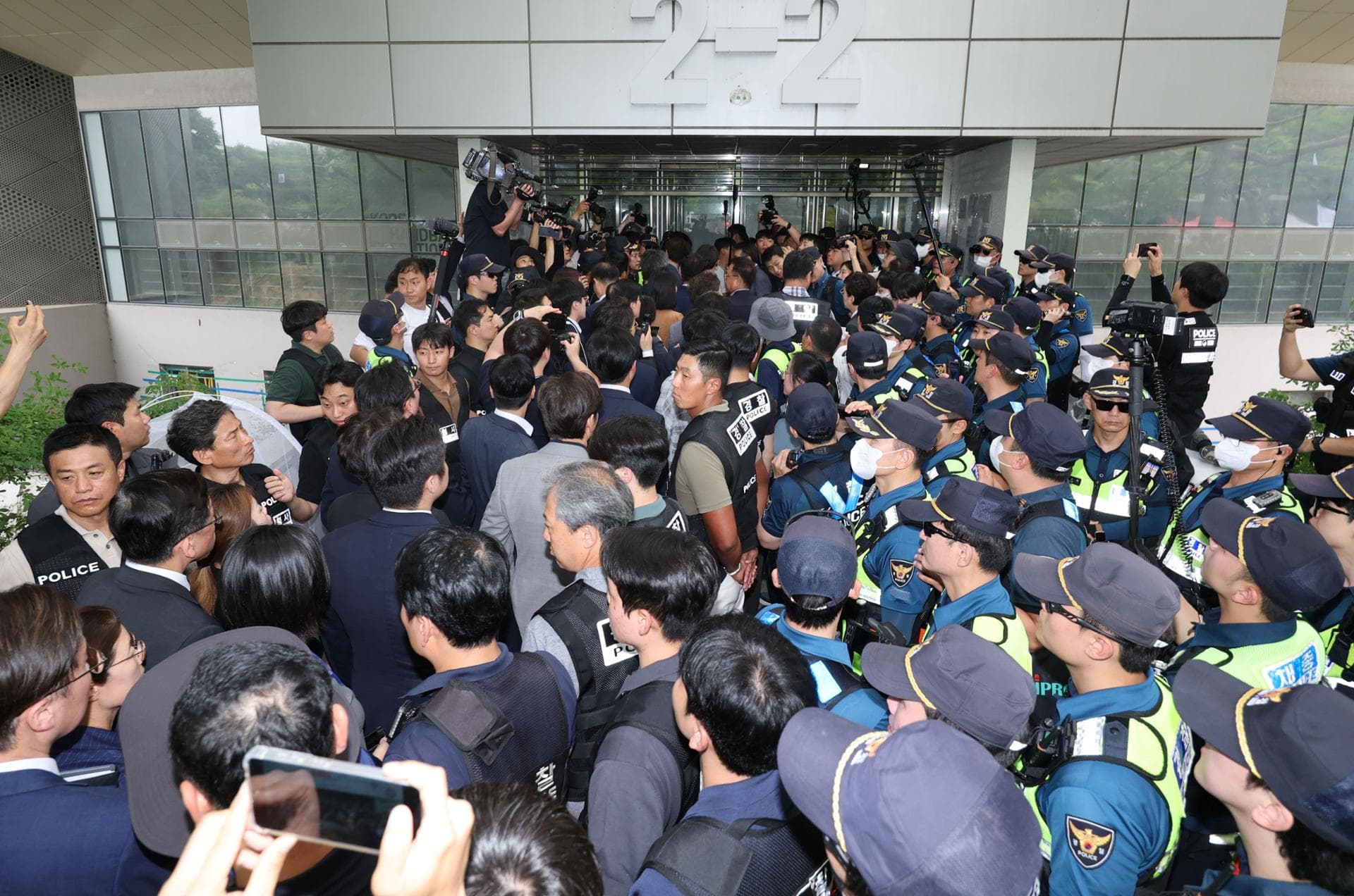 Parliamentary committee conducts 1st on-site inspection at blockaded vote counting site