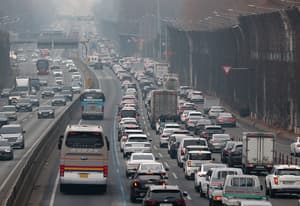 Traffic builds up on highways on 1st day of Lunar New Year holiday