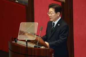 Lee urges swift extra budget passage to counter Mideast crisis