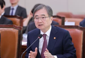 FM Cho stresses cooperation on safe passage of Strait of Hormuz in phone talks with Japanese counterpart