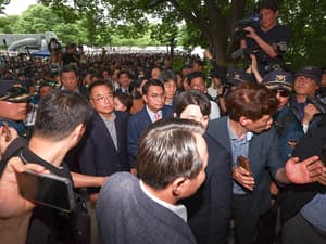 Parliamentary committee enters blockaded ballot counting site for inspection